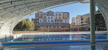 un projet immobilier global: piscine et immeubles